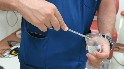 Yutkunamayan adamın boğazından canlı sülük çıkarıldı!