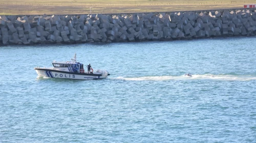 Motoru arızalanan özel uçak denize acil iniş yaptı