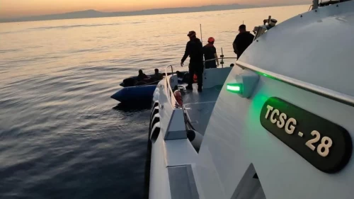 İzmir açıklarında lastik botta can pazarı: 1'i çocuk 19 düzensiz göçmen kurtarıldı