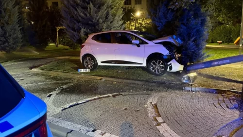 Kayseri Talas’ta otomobil karşı yola geçti