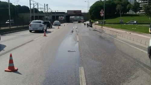 Yolda alarma geçiren görüntü! Dökülen kimyasal trafiği kilitledi