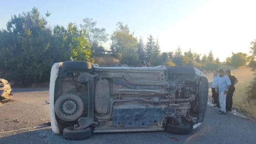 Hafif ticari araç ile SUV çarpıştı, ortalık savaş alanına döndü!