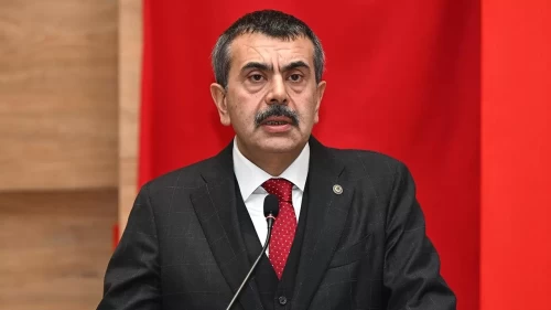 Öğretmenlerin kıyafet düzenlemesi gündemde! Bakan Tekin'den dikkat çeken "tişört" çıkışı