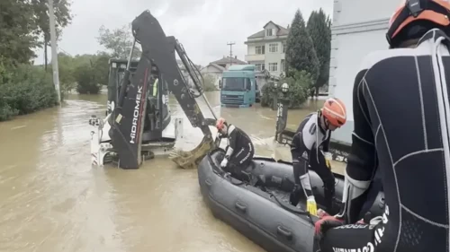 Sakarya’daki sel felaketinde ekiplerin fedakarlığına dikkat çekti! Bakan Çiftçi’den tebrik mesajı