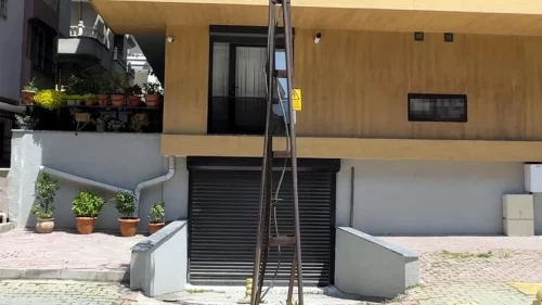 Avcılar'da garajın önündeki elektrik direği şaşkına çevirdi!