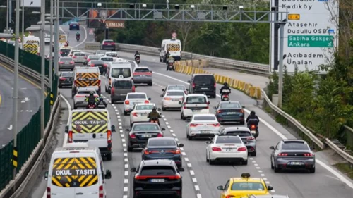İstanbul'da yağmur trafiği kilitledi