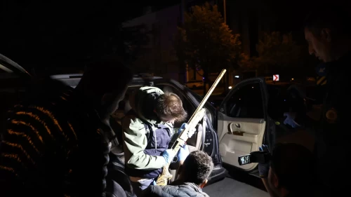 Polisin durdurduğu plakasız araçta yakalandılar!