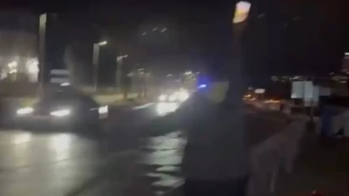 Bursa’da motosiklet kazası: Gençler cep telefonu ışıklarıyla trafiği durdurdu