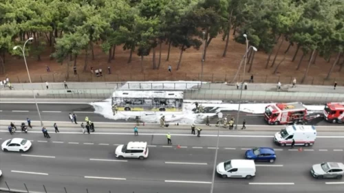 Bakırköy'de seyir halindeki özel halk otobüsü alev aldı! Kullanılamaz hale geldi
