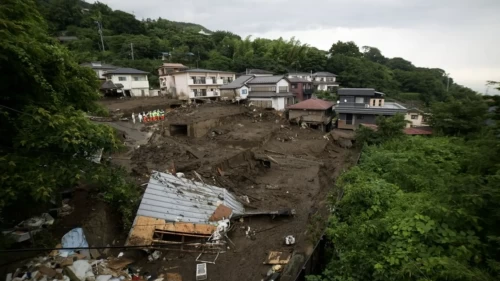 Tokyo’da tren seferleri durdu, heyelan alarmı verildi