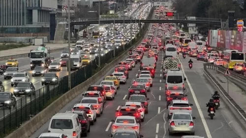 Yağmurun ardından kent genelinde yoğunluk yüzde 71'e ulaştı, Anadolu Yakası kilitlendi!