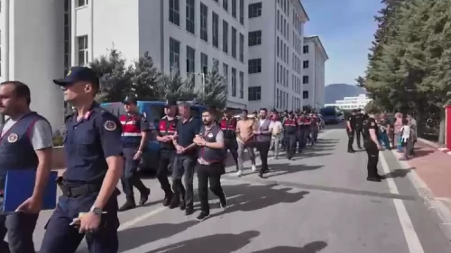 Adliyeye sevk edilen şüphelilere ailelerinden sert tepki!
