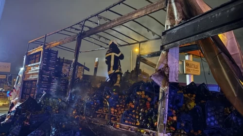 Kayseri’de sebze ve meyve yüklü kamyonun kasası alevlere teslim oldu