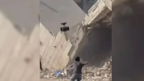 İsrail ordusu, yaralıya yardım eden çocuğu ve sağlık görevlisini katletti