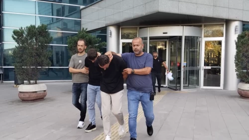 Bursa'da kendilerini polis olarak tanıtıp 1,5 milyonluk altınla kaçan dolandırıcılar tutuklandı