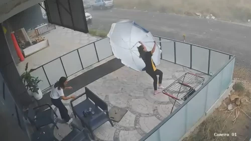 Şemsiye havalandı, çalışanlar neredeyse uçuyordu!