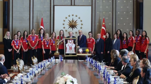 Cumhurbaşkanı Erdoğan, Avrupa şampiyonu A Milli Kadın Voleybol Takımı'nı kabul etti