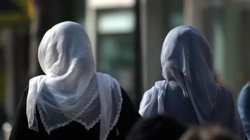 Fransa'da aşırı sağın başörtüsü yasağı planına karşı kadınlar harekete geçti!