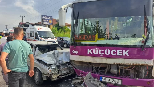 Sakarya’da halk otobüsü ile otomobil kafa kafaya çarpıştı