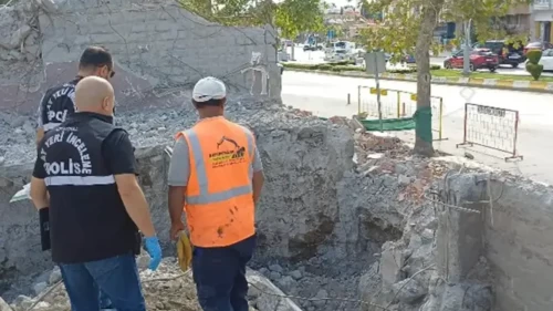 Çorum’da eski okul binasının yıkımında şaşırtan keşif! Topraktan kafatası ve kemik parçaları çıktı