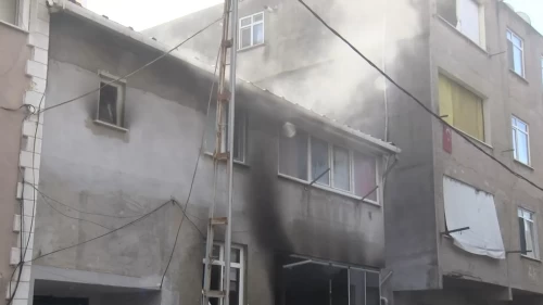 Kartal’daki bina yangınında mahsur kalan 2 kişi kurtarıldı