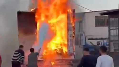 Alevler yükselirken eşyalar iş makinesiyle boşaltıldı