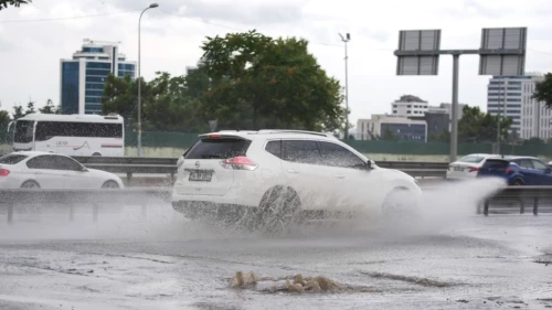 İstanbul'da aniden bastıran sağanak hayatı felç etti