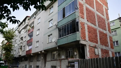 Sultangazi'de 2 apartmanda korkutan çatlaklar!