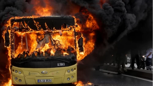 Bakırköy’de İETT’ye bağlı özel halk otobüsü yandı
