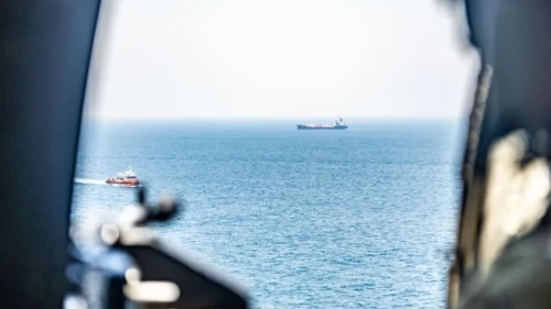 Seyir halindeki tankere mühimmat parçaları isabet etti
