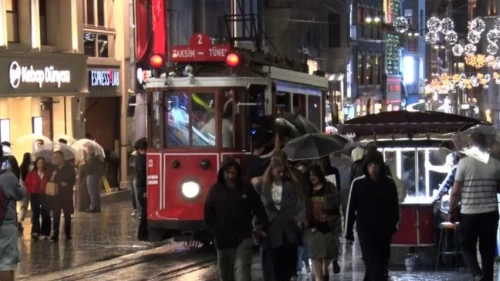 İstanbul'da yollar göle döndü, bodrumları su bastı