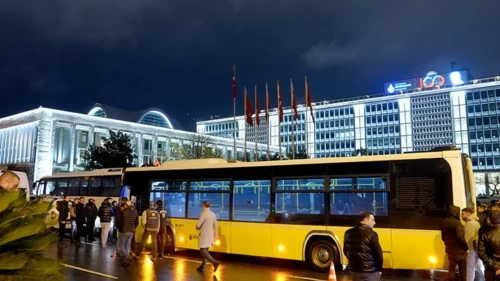 Başakşehir'de İETT otobüsü otomobille çarpıştı