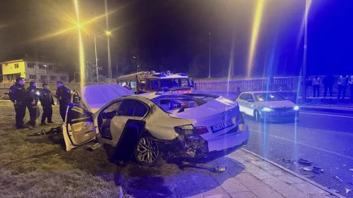 Otomobilin kaldırıma çıkması sonucu 4 kişi yaralandı