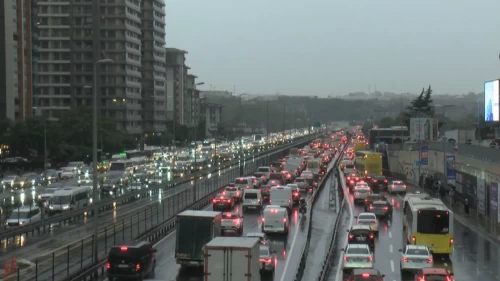 İstanbul’da trafik yoğunluğu yüzde 85’e ulaştı! Yağışla birlikte ana arterlerde trafik durma noktasında