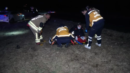 Edirne’de otomobil orta refüje devrildi
