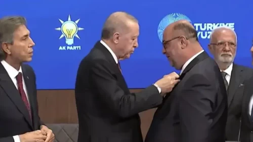 AK Parti’ye 9 yeni belediye başkanı katıldı! Cumhurbaşkanı Erdoğan rozetlerini taktı