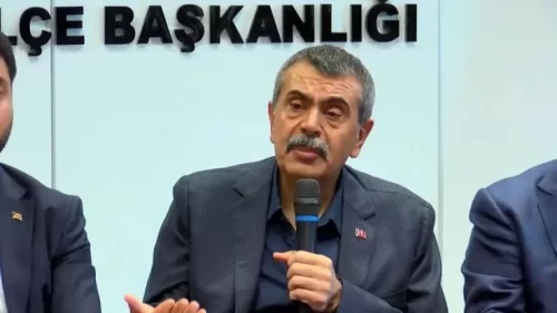Türkiye Yüzyılı Buluşmaları’nda dikkat çeken anlar! Bakan Tekin Bağcılar’da vatandaşlarla buluştu