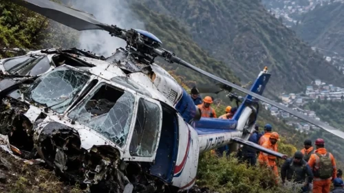 Hindistan'da tapınak ziyaretinden dönen helikopter düştü
