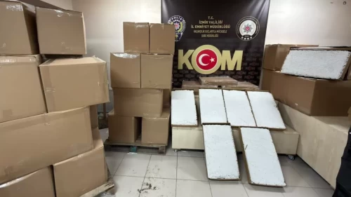 İzmir Bornova’da minibüsten 1 milyon 100 bin kaçak makaron çıktı