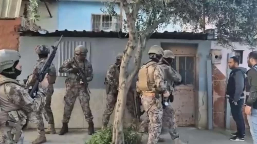 İzmir'de FETÖ'ye iki ayrı operasyon: 16 gözaltı