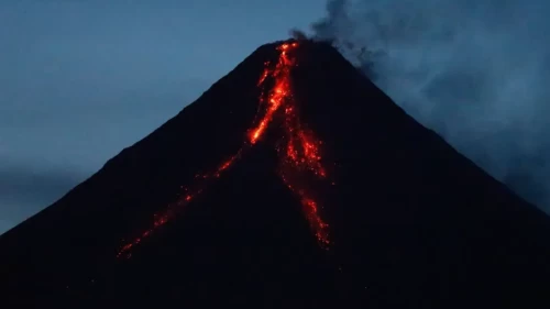 Mayon Yanardağı patladı! Kül bulutu 3 bin metreye yükseldi