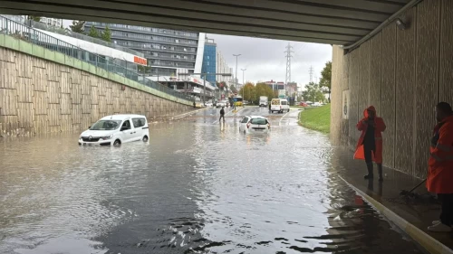 Meteoroloji ve AKOM'dan peş peşe uyarı! İstanbul'da trafik kilitlendi
