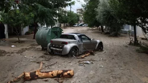 Girit'te aşırı yağışlardan yollar ulaşıma kapandı