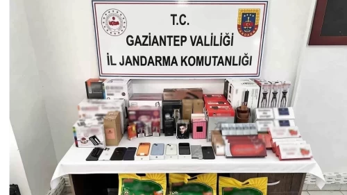 Gaziantep Oğuzeli’nde araçta 1 milyon 210 bin liralık kaçak ürün ele geçirildi