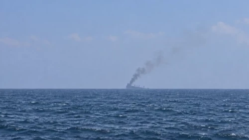 Hürmüz Boğazı'nda takip sistemini kapatan tanker alev aldı