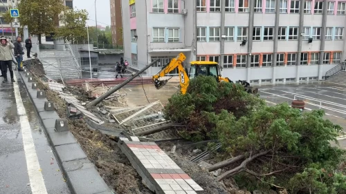 Sağanak nedeniyle ilkokulun istinat duvarı çöktü!