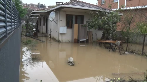 Evleri su bastı: Biri yatalak 3 kardeş mahsur kaldı