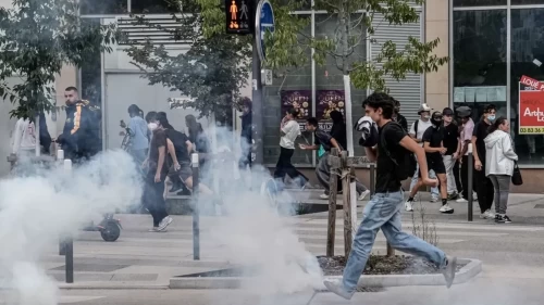 Paris’te polis ve öğrenciler arasında arbede çıktı