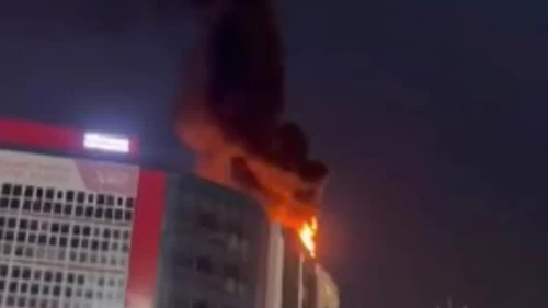 Gaziosmanpaşa'da iş hanının çatısı alevlere teslim