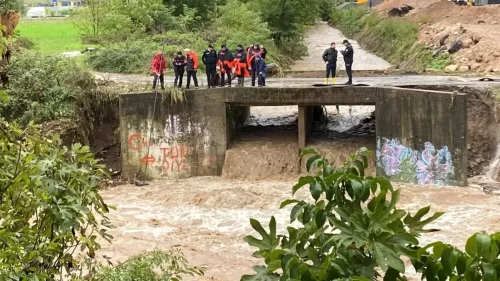 Kocaeli’de araç dereye düştü! Kayıp kişi aranıyor